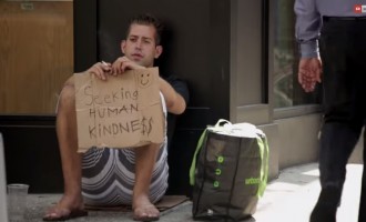 Ο άστεγος που κοιμάται κάθε βράδυ με άλλη γυναίκα (βίντεο)