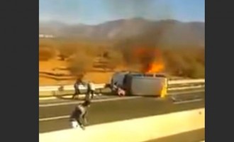 Απίστευτη διάσωση γυναίκας από φλεγόμενο αυτοκίνητο (βίντεο)