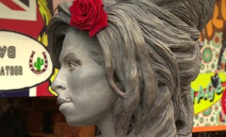 Αποκαλύφθηκε το άγαλμα της Amy Winehouse στο Λονδίνο