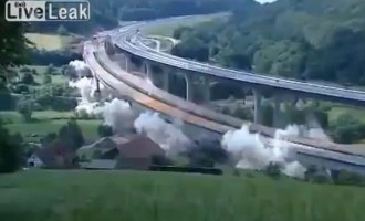 Εντυπωσιακή ανατίναξη γέφυρας (βίντεο)