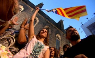 Ξεσηκωμός στην Καταλονία για το δημοψήφισμα – Χιλιάδες φωνάζουν «Votarem»