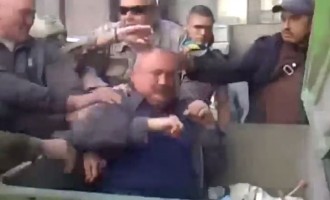 Δεξιός Τομέας: Πέταξαν τον αρχηγό των Κοζάκων στα σκουπίδια (βίντεο)