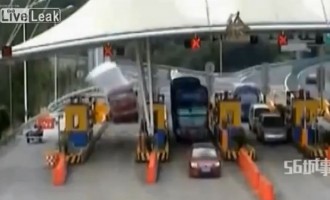 Φορτηγό έπεσε πάνω στα διόδια (βίντεο)