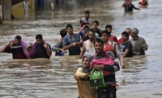 Εκατοντάδες νεκροί από τις πλημμύρες σε Ινδία και Πακιστάν