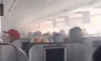 Πανικός στον αέρα: Η καμπίνα γέμισε καπνούς μετά από έκρηξη (βίντεο)