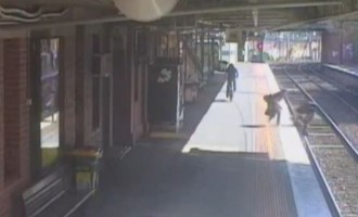 Πανικός: Το καρότσι με το μωρό πέφτει στις ράγες του τρένου (βίντεο)