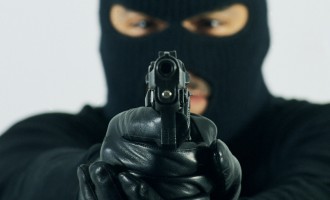 Πανικός στη Φθιώτιδα: Σκόρπισαν τον τρόμο με κουκούλες και όπλα για να γίνουν viral!