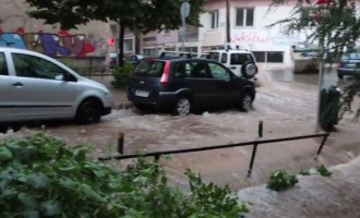 Θεομηνία στην Κοζάνη: Πλημμύρισε η πόλη από την σφοδρή καταιγίδα (βίντεο)