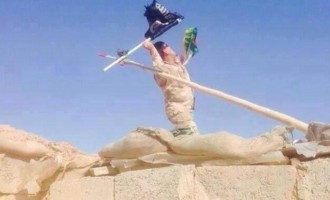 Κούρδος στρατιώτης πετά τη σημαία του Ισλαμικού Κράτους