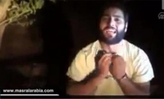 Λιβανέζος αστυνομικός εκλιπαρεί για τη ζωή του δίπλα σε νεκρό όμηρο (βίντεο)