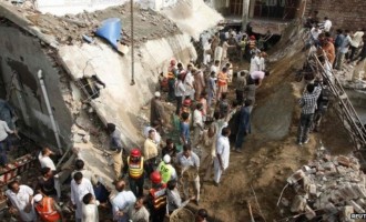 Κατέρρευσε τέμενος στο Πακιστάν καταπλακώνοντας δεκάδες πιστούς