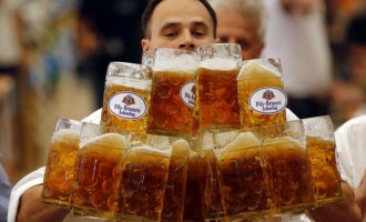 Βαυαρία: Έσπασε το ρεκόρ μεταφοράς μπύρας  (βίντεο)
