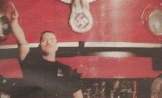 Ο διοικητής της Αστυνομίας στην Ύδρα χαιρετά ναζιστικά