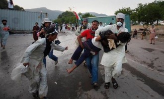 Χάος στο Πακιστάν: 3 νεκροί και 500 τραυματίες – Εισέβαλαν στο κρατικό κανάλι