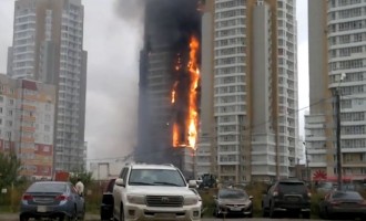 Πανικός: 25όροφη πολυκατοικία στις φλόγες (βίντεο)