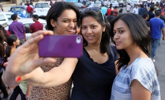 Ινδία:Οι κοπέλες που βγάζουν selfie συλλαμβάνονται γιατί είναι “άσεμνο”!