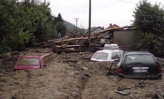 Πλημμύρες: Εικόνες Αποκάλυψης στην Σερβία (βίντεο)