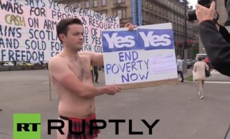 Σκωτία: Βγήκαν από τα… ρούχα τους για να ψηφίσουν ΝΑΙ (βίντεο)