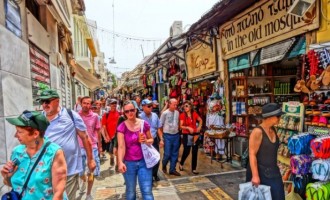 Απίθανο! Η Κουντουρά έφερε περισσότερους τουρίστες από όσους χωράει η Ελλάδα – Τι γράφει ο Guardian