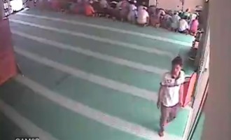 Προσεύχονται στο τζαμί και ο κλέφτης παίρνει το… παγκάρι (βίντεο)