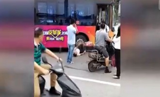 Του πάτησε το πόδι με το λεωφορείο και δεν κάνει… τίποτα (βίντεο)