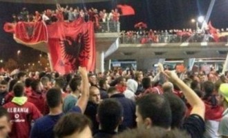 Αλβανοί εθνικιστές αποθεώνουν την ομάδα για το λάβαρο (βίντεο)