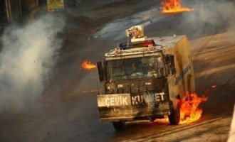 Οι Κούρδοι ρίχνουν φωτιά στους Τούρκους – Επανάσταση!