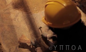 Αμφίπολη: Συγκλονιστικό βίντεο από την ανασκαφή του ψηφιδωτού