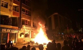 Οι Γκρίζοι Λύκοι έβαλαν φωτιά στα γραφεία κουρδικού κόμματος
