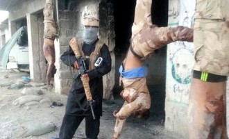 Ισλαμικό Κράτος: Τώρα κρεμάνε ανάποδα (φωτογραφίες)