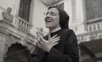 Θα εκπλαγείτε με το πρώτο τραγούδι της καλόγριας του ιταλικού Voice (βίντεο)