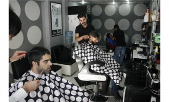 Κούρδοι ξυρίζουν τα μούσια για να μη μοιάζουν με τζιχαντιστές