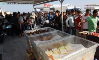 Καπετάνιος κρουαζιερόπλοιου μοίρασε τρόφιμα και ρούχα σε μετανάστες στη Μυτιλήνη