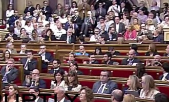 Χαιρετούσαν ναζιστικά στη βουλή της Καταλονίας (βίντεο)