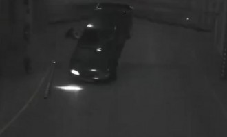 Κατέστρεψε το ΙΧ και τραυμάτισε την γυναίκα του παρκάροντας (βίντεο)