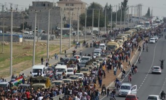 Οι Κούρδοι αποθεώνουν τη φάλαγγα των Πεσμεργκά που πάει στην Κομπάνι