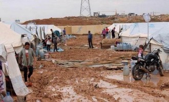 Οι πρόσφυγες Γιαζίντι τώρα παλεύουν με τις λάσπες (φωτο)
