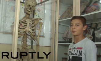 Καθηγητής δώρισε τον… σκελετό του (βίντεο)