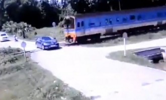Απίστευτο τροχαίο με τρένο – 2 νεκροί (βίντεο)
