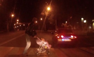 Μεθυσμένος οδηγός χτυπάει κοπέλα μπροστά στην κάμερα! (βίντεο)