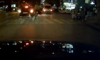 Συγκλονιστικό: Αυτοκίνητο χτυπάει πεζούς και φεύγει μπροστά στην κάμερα! (βίντεο)