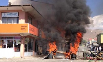 Οι Κούρδοι έστησαν οδοφράγματα στην πόλη Βαρτό της Τουρκίας