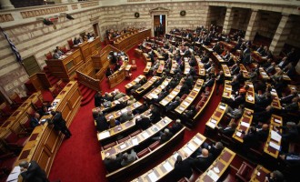 Με αντιπαραθέσεις ψηφίστηκε ο προϋπολογισμός 2015 της Βουλής