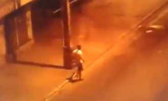 Ωμή δολοφονία αστέγου στην Βραζιλία (βίντεο)