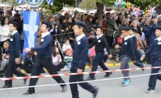 Με τον ύμνο του ΕΑΜ η παρέλαση στο Χαλάνδρι – Παρέμβαση Γεωργιάδη