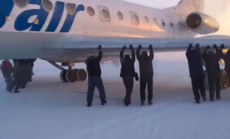 Σιβηρία: Οι επιβάτες σπρώχνουν το αεροπλάνο στους -52 °C (βίντεο)