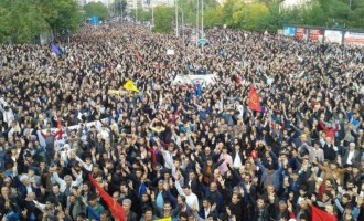 Λαοθάλασσα Κούρδων διαδηλώνει στο Ντιγιάρμπακιρ
