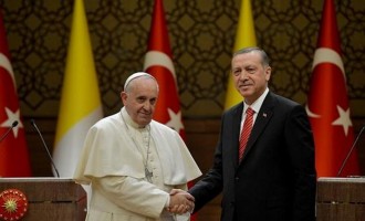 Πάπας προς Ερντογάν: Πρέπει να παλέψουμε κατά του εξτρεμισμού