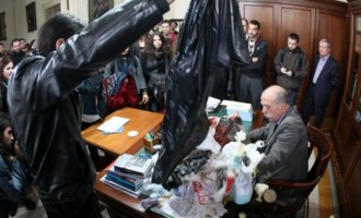 Φοιτητές άδειασαν σακούλα με σκουπίδια στην Πρυτανεία ελέω… Φορτσάκη (βίντεο)