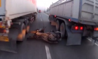 Πιο τυχερός δεν γίνεται: Δύο φορτηγά περνούν ξυστά δίπλα του (βίντεο)